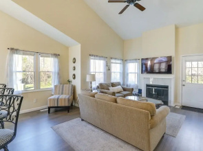 Wichita Townhome w/ Patio: 9 Mi to Downtown!