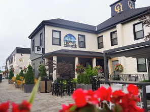 Colonial Hotel & Suites