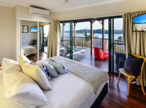 NEWLY BEAUTFULLY RENOVATED 16 The Casuarina - 3 Bedroom House With 180 Degree Ocean Views
