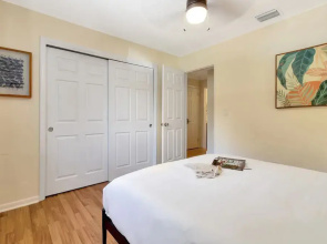 Summerfin by Avantstay Sunny Retreat Minutes From the Shore!