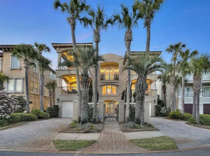 Casa de Palms by RedAwning