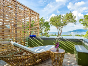 Crest Resort & Pool Villas