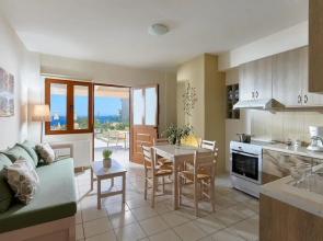 Cozy Pool Front Apartment With sea View Green