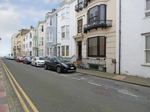 Brighton Getaways-Seaside Patio Apt