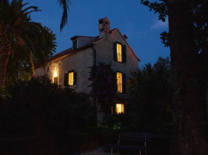 Villa Cindro Walled-off Sea Front Historical Hse