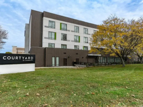 Courtyard by Marriott West Springfield