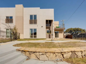 Spacious Lake Highland Townhome W/ Pool!