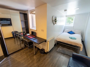 Large Studio 10 Minute Train Journey to the City!