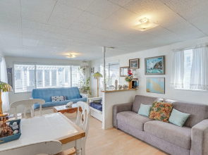 Quaint Avalon Cottage < Half-mi to Beaches!