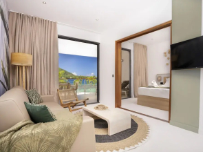 Cook's Bay Hotel and Suites