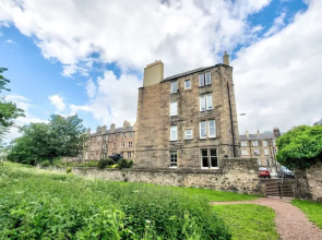 Luminous 1 BR Flat Close to City Centre, With Superb Views of Arthurs Seat