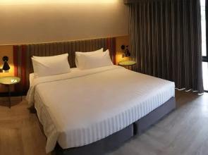 The Quarter Onnut by UHG