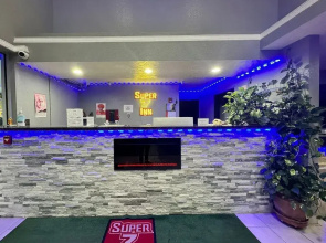 Super 7 Inn