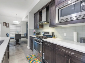 Modern 3BR Home Edmonton Near by Airport