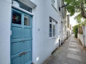 Light and Spacious Cottage, Located in the Pleasant Centre of Brighton