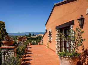 Ideal villa in Peralada with private pool and garden