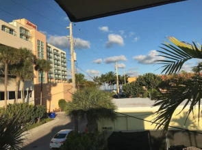 Lovely Apt, Hollywood Beach, 1/2 block from Ocean!