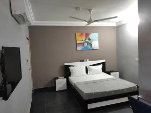 Royal Blue Guest House & Bar