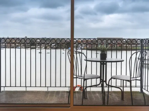 Vespasian Quay - Balcony overlooking the River Itchen - Secure & private parking