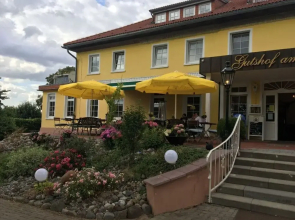 Courtyard View - Manor by the Lake