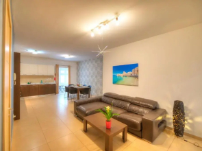 Beautifully finished and large apartment steps away from rocky beach DDIF1-1