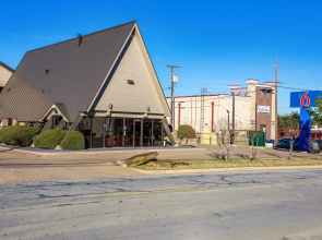 Motel 6 Arlington, TX - UTA