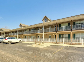 Branson Condo w/ Screened Porch: 4 Mi to Lake!