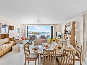 B6 Masts in Torquay With 3 Bedrooms and 2 Bathrooms