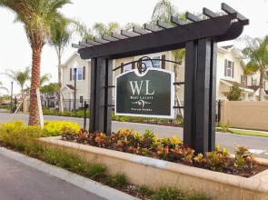 Amazing townhouse fits in10 gated community just 10 min to Disney!