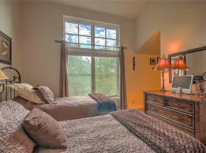 Luxury 3 Bedroom Townhouse next to Keystone Lake, Free Shuttle, Hot Tub and Sauna