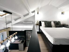 Queen 4 Apartment in the Heart of the Corfu Historical Old Town Center