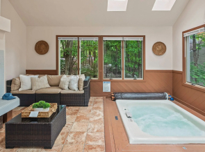 The Boulder Inn by Avantstay Indoor Hot Tub Game Room Outdoor Fire Pit