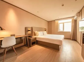HanTing Hotel (Tongliao Naiman Banner Railway Station Zhenxing Street)