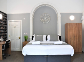 Your Apartment Berkeley Sq Pads #5