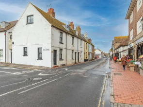 Smugglers View | 3 Bedroom Historic Cottage | Direct Sea Views