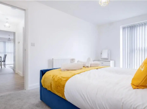 MAEVELA Apartments - Luxurious 2 Bedroom Apartment - Close to 02 Academy Birmingham - L Shape Sofa - FREE PARKING & NETFLIX - City Centre