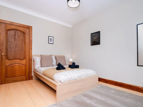 2bed Upper Cottage Flat-on Street Parking