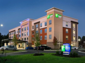 Holiday Inn Express & Suites Fayetteville South by IHG