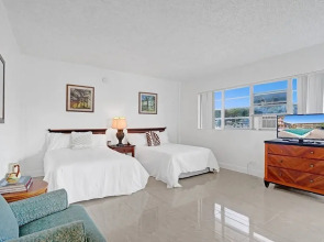 Pool & Gulfstream Hallandale Beach Escape