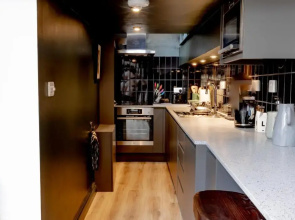 Modern 2 Bedroom Queen Street Apartment