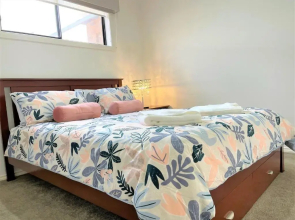 Stunning 2BR whole house with lockup garage, Spa, landscaped backyard at Mildura