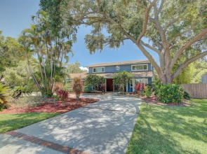Spacious 4 3 Retreat- Heated Pool-playroom