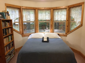 Snowline Cabin #25 A Country-style pet Friendly Cabin With hot tub and Wifi!