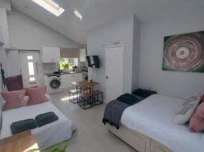 Contemporary studio with private patio, free on-street parking and underfloor heating