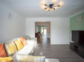 Cozy 3-bedroom Home in Luton