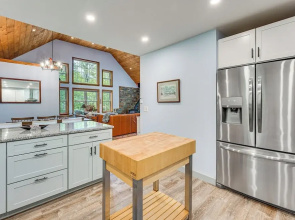 Near Hiking Trails & Ski Resorts: Killington Home!