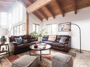 Wolfe by AvantStay | Near Lake Tahoe, w/ Hot Tub, Fireplace, 2 Private Decks!