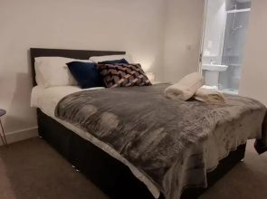 Balcony View Apartment- Sleeps 5 & Private Parking
