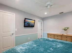 Oasis backyard with hot tub 4/2 close to the beach