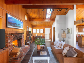 Turtlebear by Avantstay Stunning Character Cabin w/ Entertainers Patio & Table Tennis!